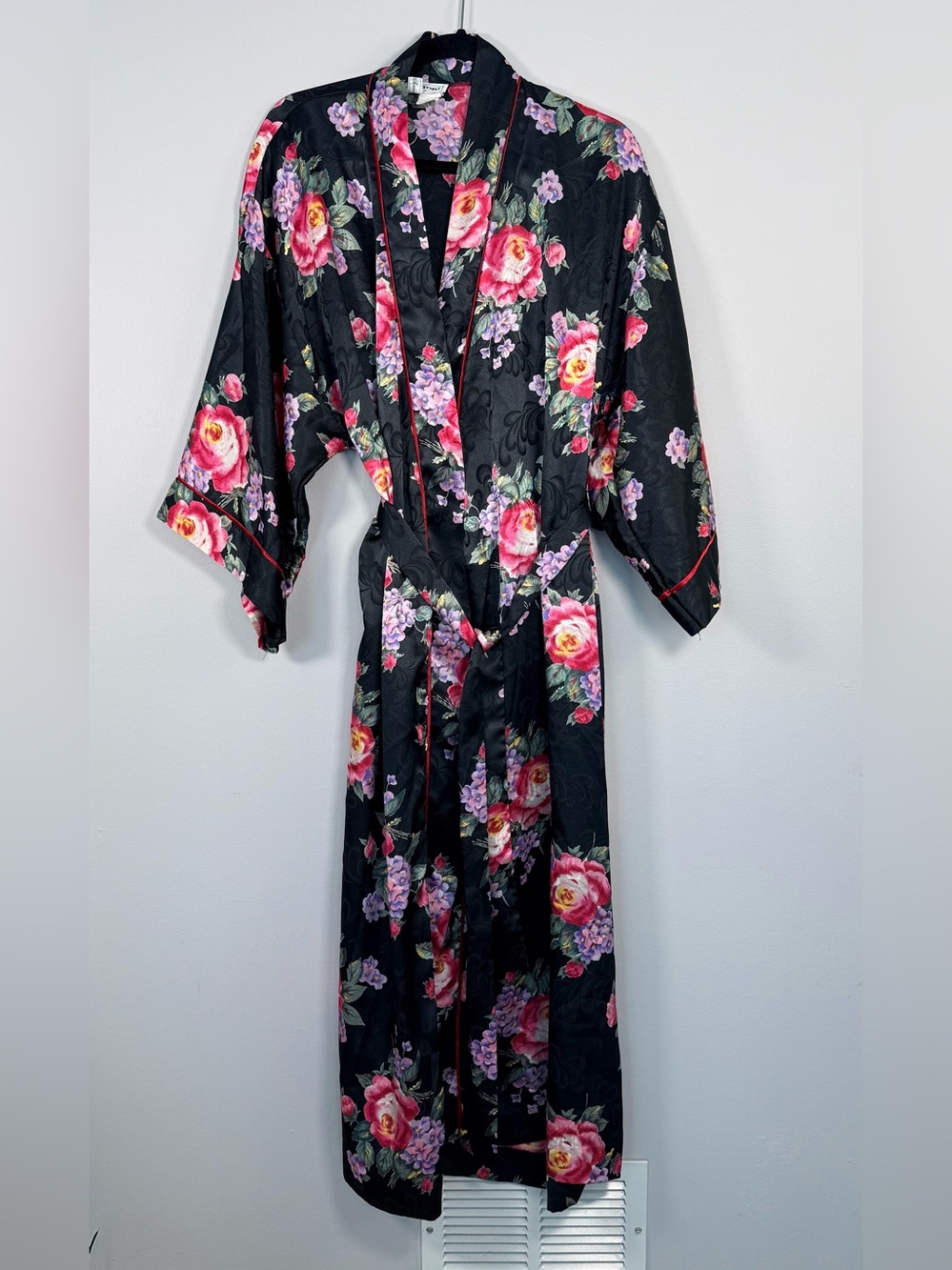VTG Natori Black Floral Satin Kimono Robe Pink Roses Long Petite